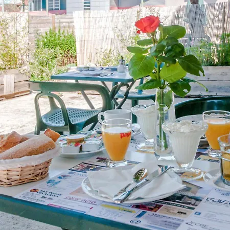 Cafe De La Gare מלון